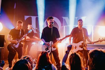 Neues Album und erste Tour: Popsänger aus dem Erzgebirge lebt seinen Traum - Toni Kraus hat sein viertes „TONI“-Album auf den Markt gebracht, hier bei seinem Auftritt in Chemnitz.