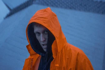 Neues Album von Grim104: „Mein dummes Wessimaul, ich reiß‘ es auf!“ - Sieht wieder rot: Moritz Wilken ist Grim104.