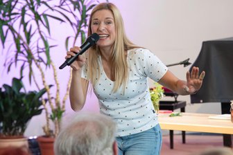 Neues Album von Stefanie Hertel: Ein letztes Duett mit Vater Eberhard - Stefanie Hertel in ihrem Element – hier bei einem Auftritt diesen Sommer in der Katharinenkirche in Oelsnitz.
