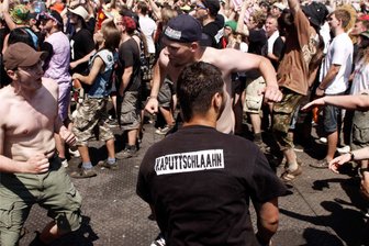 Neues altes Festival: „Full Rewind“ will in Roitzschjora den Acker wieder hart machen - Mutter aller Moshpits: Publikum beim „With Full Force“-Festival 2010 in Roitzschjora.