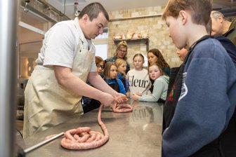 Neues Angebot am Fichtelberg: Erzgebirger schulen „Lehrlinge“ zu Bratwurst-Experten - Das Team von der Naturbaude „Eschenhof“ bietet im hauseigenen Hofladen ab sofort Bratwurstseminare an. Zur Premiere haben Hortkinder aus Oberwiesenthal Stephan Tiepoldt über die Schulter geschaut.