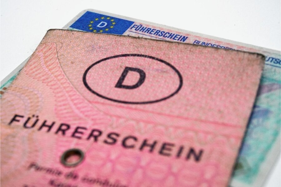Neues Angebot führt zu Wartezeiten für den Führerschein per Post in Mittelsachsen - Der Pflichtumtausch läuft bundesweit: Das Foto zeigt einen alten Führerschein und einen neuen im Scheck-Format. 