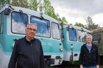 Neues Angebot für Bahn-Nostalgiker im Vogtland - Eisenbahnfans: Uwe Richter (links) und Jens Gerisch von der Ortsgruppe des Bahnsozialwerk Adorf rühren für den „Elstertal-Express“ die Werbetrommel.