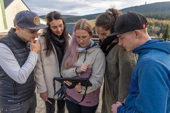 Neues Angebot für Rätselfans im Erzgebirge: Die Suche nach dem gestohlenen Olympia-Gold - Franz Klemm, Vivien Meyer, Anny Raupach, Vitoria Schmiedel und Martin Franke (von links) haben das neue Spiel getestet. Ende November geht das Escape-Game offiziell am Fichtelberg an den Start.