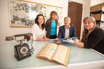 Neues Angebot im Erich-Ohser-Haus in Plauen: Per Wählscheibe in die Vergangenheit - Denise Schuh (li.) und Andreas Hostalka von der Volksbank, Petra Rank (2.v.l.) Vorstand der Erich Ohser – e.o.plauen-Stiftung, und Anke Kurzendörfer, Museumspädagogin der Galerie e.o.plauen, sprechen über die künftige Hörstation in Form eines alten Telefons.