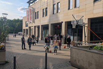 Neues Angebot: Jeden Dienstag Basketball in der Plauener Innenstadt - Auf der Freifläche zwischen Stadt-Galerie und Modehaus Wöhrl wird jetzt jeden Dienstag Basketball gespielt.
