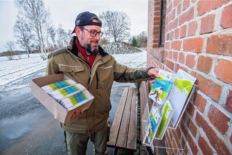 Neues Angebot: Tourenvorschläge rund um den Oelsnitzer Familienpark - Am Dienstag hat Torsten Hanewald die ersten Flyerspender mit dem neuen Angebot befüllt. Zu finden sind sie im Kleinen Stellwerk. 