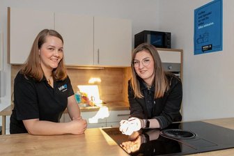 Neues Arbeiten im Göltzschtal: Wie die flexiblen Büros in Falkenstein und Auerbach funktionieren - Vanessa Röger (links) und Lena Petermann betreuen als sogenannte Community-Managerinnen die flexiblen Büros im Göltzschtal. Am Standort in Falkenstein, der bereits geöffnet hat, gehört auch eine gemeinsam nutzbare Teeküche zur Ausstattung. Der Coworkings Space in Auerbach soll Anfang April eröffnet werden. 