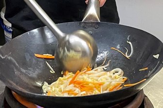Neues asiatisches Restaurant in Chemnitz: Im Terminal 3 ist der Wok wieder heiß - Im Terminal 3 wird wieder asiatisch gekocht.