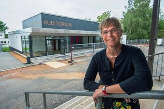 Neues Auditorium in Neuplanitz: Ein Platz für Gemeinsamkeiten - Schulleiterin Heike Keller hat von ihrem Büro aus den Bau mit Neugier und mit einer Kamera verfolgt. Sie freut sich über die neuen Möglichkeiten.