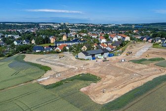 Neues Auerbacher Wohngebiet bekommt Konturen - Blickrichtung Auerbacher Zentrum und Neubaugebiet: Zwischen Lindenallee und Schönheider Straße entsteht Platz für 40 Eigenheime. Die künftigen Straßenverläufe sind bereits erkennbar.