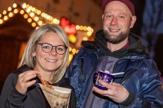 Neues auf dem Weihnachtsmarkt: Von Handbrot bis Waffelpommes - Waffelpommes oder doch lieber ein heißes Milchgetränk? Bei Susann Fritzsch und Georg Stöhr an der Milchbar-Bude gibt es beides.