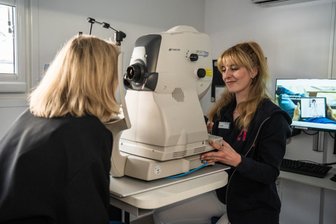 Neues Augenarzt-Mobil im Vogtland und Erzgebirge: Kann die rollende Augenpraxis auch Zwickauer Patienten helfen? - Eine Mitarbeiterin untersucht eine Patientin in der Mobilen Augenarztpraxis.