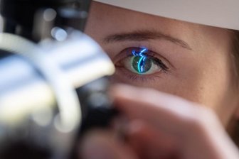 Neues Augenarztzentrum: 1500 Patienten auf Warteliste - Die Warteliste ist fast genauso lang wie die Liste der seit Dezember schon behandelten Patienten. 1500 warten, 1600 wurden bisher versorgt. Der Bedarf ist offenbar weiter riesig. 