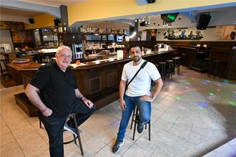 Neues aus dem Buschfunk: Location der Chemnitzer Kultbar erlebt Renaissance - Die Betreiber Alexandros Tsirintanis (links) und Nikos Giangkampozidis (rechts) kennen sich aus ihrer gemeinsamen Gastro-Zeit. Zuletzt haben sie in Nikos Restaurant Dakos in Klaffenbach Seite an Seite gearbeitet.