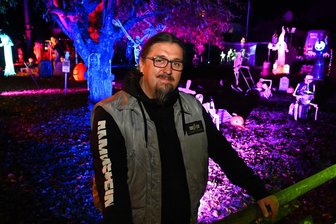 Neues aus dem Gruseldorf: Halloween-Spaß in Altmittweida lockt jeden Abend - René Hoch sorgt für diese aufwendige Halloween-Deko in seinem Vorgarten.