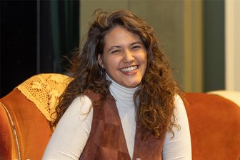 Neues aus dem Theater im Erzgebirge: Wo Lachen ansteckt und Børge aus der „Olsenbande“ einen Doppelgänger hat - Ihr Lachen ist ansteckend: Annalena Oswald. Die Schauspielerin ist neu im Ensemble des Eduard-von-Winterstein-Theaters. Dort probt sie derzeit intensiv für die erste Premiere der neuen Saison: das Schauspiel „Ewig jung“.