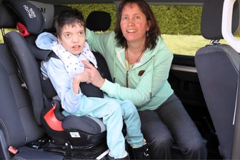 Neues Auto für schwerbehinderte Anna im Erzgebirge: Aktion „Leser helfen“ erfüllt Mutter großen Wunsch - Über die Aktion „Leser helfen“ der „Freien Presse“ hat Janet Barthel ein neues Auto bekommen. Das macht Fahrten mit ihrer schwerbehinderten Tochter Anna einfacher.