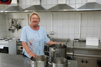 Neues Auto sucht Fahrer: Herausforderungen für neue Chefin von Löffelstube und Möbelbörse in Hohenstein-Ernstthal - Ramona Chrzibek ist als neue Verwaltungsleiterin der Gesellschaft für Arbeits- und Sozialförderung auch für die Löffelstube zuständig. Für die Küche werden derzeit, wie für andere Bereiche auch, ehrenamtliche Helfer gesucht.