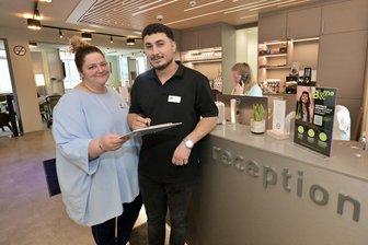 Neues B&B-Hotel in Zwickauer Innenstadt eröffnet: So schläft es sich im früheren Schocken-Kaufhaus - Florence Muyldermans, Leiterin des B&B-Hotels, und Mitarbeiter Cihan Akbalik an der Rezeption. Die ersten Gäste haben schon eingecheckt.