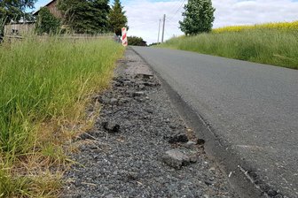 Neues Bankett für Dorfstraße in Neudorf - Das Bankett an der Siehdichfürer Straße löst sich in seine Bestandteile auf.