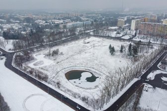 Neues Baugebiet im Chemnitzer Heckert-Gebiet: Wer zahlt für die Straßen? - Auf der 4,7 Hektar großen Fläche an der Grenze zwischen Hutholz und Markersdorf sollen Wohnhäuser entstehen. Der Teich soll erhalten bleiben.