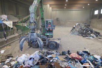 Neues Beben in Müllfirma KEV Vogtland: Geschäftsführerin wirft hin - Landrat dankt auffallend unterkühlt - Eine Halle der Kreisentsorgungs GmbH in Oelsnitz. Das kreiseigene Unternehmen braucht eine neue Führung.