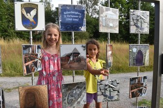 Neues Bergbau-Memory in Falkenau: Wenn Saigerherd und Mundloch kein Bild-Paar bilden - Einweihung des Bergbau-Memorys in Falkenau bei Flöha. Hermine (l.) und Lisbeth gehörten zu den ersten Kindern, die sich an dem Spiel versuchten.