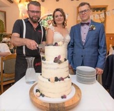 Neues Berghotel Bärenstein meistert erste Hochzeit und letzte große Hürde - Sie haben ihren Eintrag in den Analen des neuen Berghotels auf dem Bärenstein sicher: Doreen und Danny Hunger (r.) waren das erste Hochzeitspaar, das bei Dennis Feist (l.) gefeiert hat.