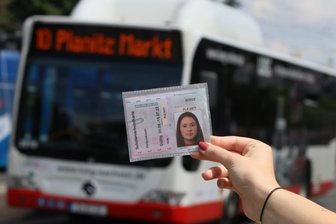 Neues Bildungsticket: Zwickauer zahlen 180 Euro statt bisher nichts - Das derzeit noch gültige VMS-Schülerticket wird mit Beginn des neuen Schuljahres durch das Bildungsticket ersetzt. Das bedeutet für die Eltern höhere Kosten bei der Schülerbeförderung. 