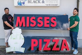 Neues Bistro eröffnet in Schneeberg: Döner-Unternehmer bringt jetzt italienische Küche ins Erzgebirge - Aus dem „Black & White“-Bistro wird „Misses Pizza“: Mitarbeiter Abdullah Al Buhrere (li.) und Inhaber Ahmed Almohamad.