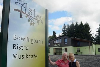 Neues Bistro in Rebesgrün beendet Gastronomie-Notstand - Rene und Sabine Lindner eröffnen am Samstag in Rebesgrün ein Bistro mit Bowlingbahn. Der Neubau ihrer Gaststätte "Zum Ast" wurde am Standort des früheren Gasthofes zum Grünen Baum errichtet.