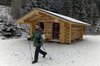 Neues Blockhaus bei Beerheide wird "De Riß-Hütt'" heißen - Der Sachsenforst hat den Namen für die Hütte am Rißweg bei Beerheide ausgewählt.Jetzt behandelt der Ortschaftsrat das Thema noch einmal.