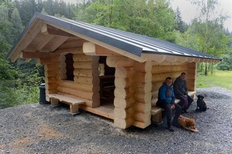 Neues Blockhaus nahe Doppelbrücke im Göltzschtal: Was der Sachsenforst dort vorhat - An der Doppelbrücke im Göltzschtal zwischen Ellefeld und Beerheide hat Sachsenforst eine Wanderschutzhütte bauen lassen. André Hübner und Daniel Fröhlich aus Beerheide nutzen sie beim Morgenspaziergang mit ihren Hunden bereits.