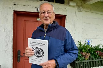 Neues Buch: 300 Seiten Erlbacher Geschichte - Heimatkundler und Ortschronist Helmuth Eßbach.