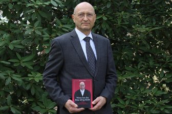 Neues Buch des „Richters Gnadenlos“ vom Amtsgericht Zwickau: Warum Stephan Zantke auch mit Tätern Mitleid hat - Stephan Zantke mit seinem zweiten Buch „Wenn nur das Böse übrig bleibt“, das am 19. März im Riva-Verlag erschienen ist.