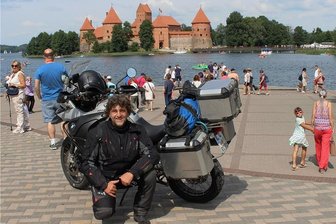 Neues Buch spürt Spuren von Vogtlands Biker-Pionieren nach - Selbst begeisterter Biker: Autor Gero Fehlhauer vor der Wasserburg Trakai Castle in Litauen bei einer Tour durchs Baltikum.