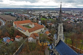 Neues Buch über Zwickauer Stadtteil Planitz: Alles über den Schlossberg und seine Geschichte - Der Planitzer Schlossberg mit Lukaskirche, Schloss und Schlosskirche. Im Hintergrund Neuplanitz.