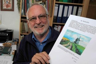 Neues Buch zu Mühlen geplant - Mit der Mühlen-Geschichte an der Göltzsch und im Raum Reichenbach befasst sich das neueste Projekt, bei dem Wolfgang Viehbahn mit vier Autoren zusammenarbeitet. In der Hand hält er ein Bild der einstigen Reuther Windmühle, links auf dem Bildschirm ist die Windmühle in Brunn zu sehen.