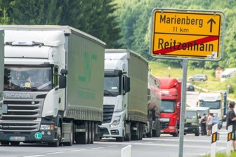 Neues Bündnis will Transitverkehr auf B 174 stoppen - Die jüngste einstündige Demonstration in Reitzenhain sorgte für einen kilometerlangen Stau. Die Aktion zeigt, wie viele Lkw täglich durch den kleinen Grenzort rollen. 