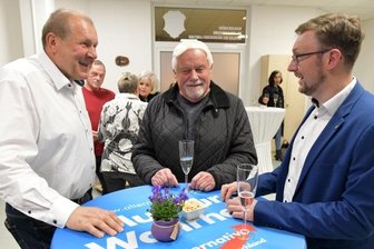 Neues Büro im Zellwaldcenter - Im Zellwaldcenter in Großvoigtsberg hat AfD-Politiker Rolf Weigand (r.), hier im Gespräch mit Frank Oelsner und Werner Böhmer, sein Bürgerbüro eingerichtet.