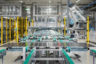 Neues Bundesprogramm für Solarwirtschaft: Chemnitzer Firma bewirbt sich - Heckert Solar produziert an zwei Standorten in Ostdeutschland: in Chemnitz und in Langenwetzendorf in Thüringen.