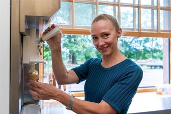 Neues Café auf dem Rochlitzer Berg - Claudia Fröhlich-Keucher im Ausschank für den Biergarten. Hier wird außerdem Softeis verkauft.