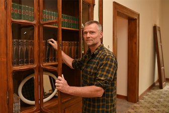 Neues Café auf Rochlitzer Berg empfängt Gäste - Sebastian Keucher freut sich, dass dieser originale Einbauschrank restauriert werden konnte. Der 53-jährige Bauherr legt viel Wert auf Details und haucht dem fast zwei Jahrzehnte dem Verfall preisgegebenen Waldschlößchen gemeinsam mit seiner Frau und seinem Bruder neues Leben ein.