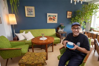 Neues Café eröffnet: Brasilianer will Prenzlauer-Berg-Flair nach Plauen bringen - Edson da Costa Silva in seinem neuen Café an der Stresemannstraße in Plauen: Cappuccino und brasilianische Spezialitäten vor Walter-Womacka-Bild.