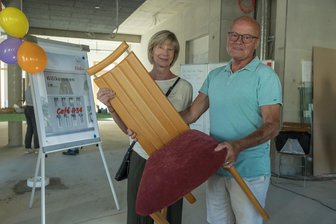 Neues Café im Vogtland: Was sich Einwohner wünschen - Mathias und Birgit Schönfelder aus Ellefeld spendeten den ersten Stuhl fürs neue „Café H34“.