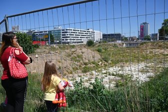 Neues Conti-Loch in Chemnitz? So geht es mit der Baugrube am Tietz weiter - Blick über die Baugrube am Tietz zum Eins-Firmensitz. Seit Ende 2020 die archäologischen Grabungen endeten, ist hier nichts mehr passiert. Die zuständige Firma hält an ihrem Plan, ein Wohnhaus zu errichten, jedoch fest.