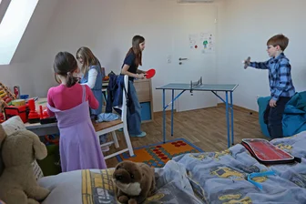Neues Dach für die „Sternschnuppen“: Kinderheim in Crimmitschau modernisiert Haus „Victoria“ - Der zehnjährige Fynn (r.) ist stolz auf sein größeres und helleres Zimmer im Dachgeschoss.