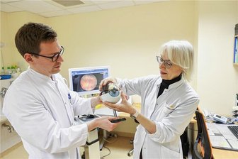 Neues Datenzentrum: Klinikum Chemnitz in Vorreiterrolle - Die Augenklinik arbeitet an einem Modellprojekt für ein Datenintegrationszentrum. Gabriel Stolze, angehender Augenarzt, und die Chefärztin Katrin Engelmann forschen zu einer Augenkrankheit, an der Diabetespatienten leiden können. 