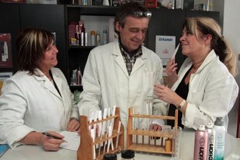 Jana Walther-Seeck (links), André Venohr und Gabriele Fritzsche vom Team der Firma Saxonia Casino Parfuem